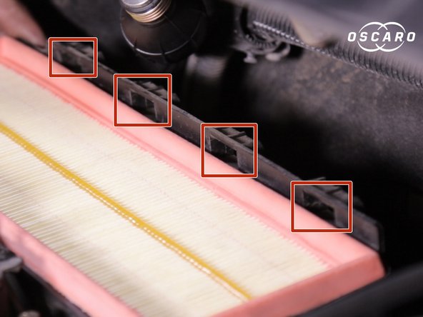 Repositionner le couvercle sur la boite à air bien l’insérer dans les 4 encoches derrière la boite à air