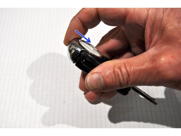 Presser la pièce métallique d'extrémité jusqu'à l'encliqueter sur les pièces plastique. C'est terminé !