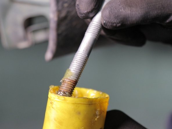 Graisser les deux vis de l'amortisseur