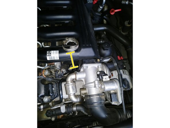 A l'aide d'un tournevis plat, défaire le collier entièrement