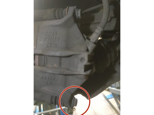 A l'aide de la clé plate de 13, dévisser la vis en bas de l’étrier