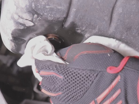 Nettoyer avec un chiffon autour du bouchon de carter.