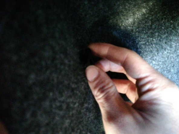 Rebranchez la prise et revissez la vis dans le coffre en vous assurant que le bloc tiens bien !