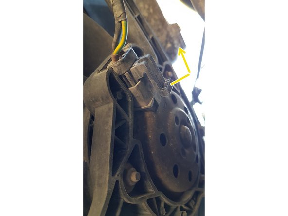 Ecartez les câbles.