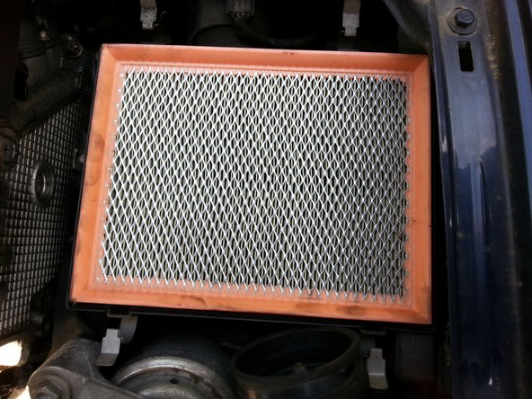 Une fois la boite à air ouverte enlever le filtre