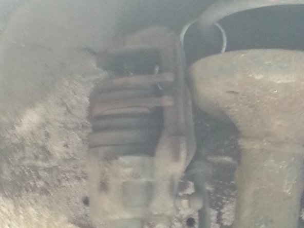 une fois l'étrier démonté il faut le suspendre ( avec un crochet ) à la suspension