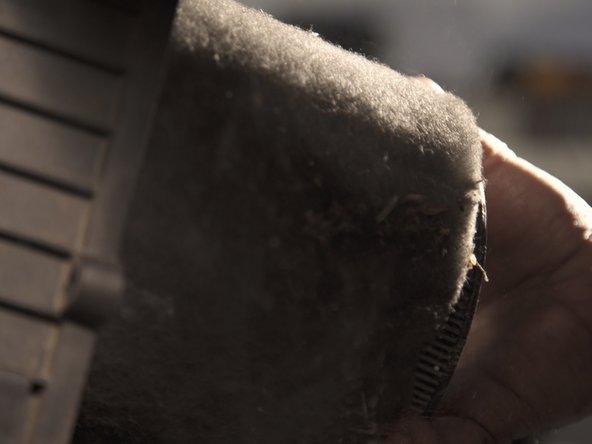 Soulever le couvercle de la boite comprenant le filtre à air