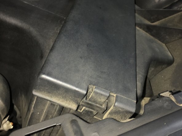 Pousser le tiroir au fond de la boite à air jusqu'à enclencher les deux agrafes