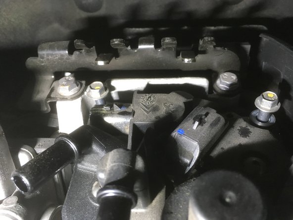 A l'aide du cliquet et de la douille de 8 dévisser les 2 vis du filtre