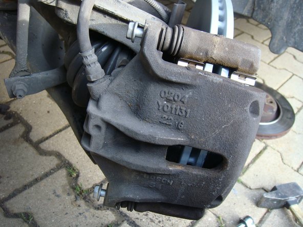 Repositionner l'étrier et les vis neuves fourni avec les plaquettes, commencer par la vis du haut, insérer les deux vis avant de bloquer