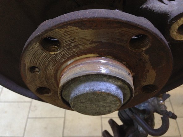 A l'aide d'une brosse métallique nettoyer la porter du disque