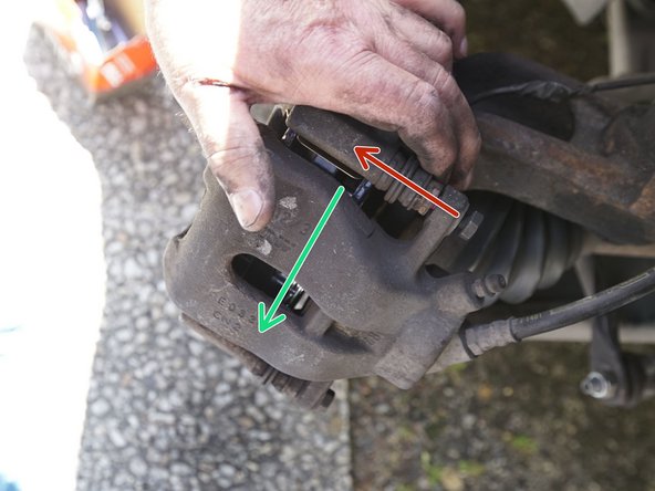 Reposez l'étrier au dessus de la chape, commencez par positionner le haut et refermez le pour caler le bas