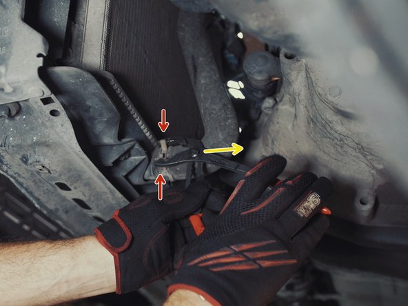 Pincer le collier de la durite avec une pince multiprise