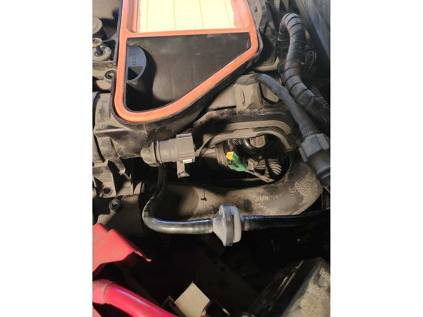 Retirer le filtre à carburant en le tirant vers vous.