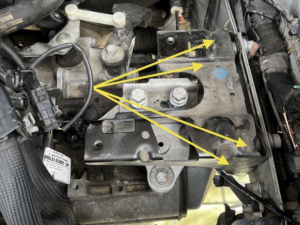 Dévisser et déposer les 4 vis du support moteur sur caisse a l'aide d'une clé de 16