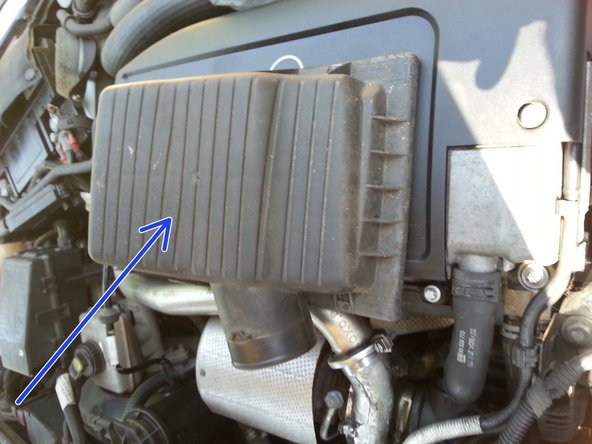 retirer le couvercle de la boite à air (photo 3)