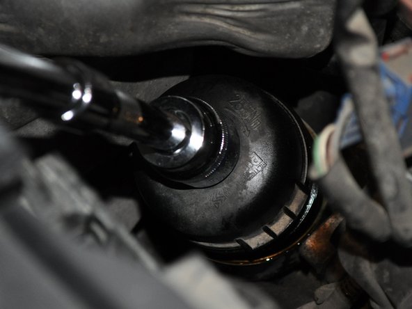 Avant de le retirer complètement le filtre de son support, laisser l'huile s'écouler de ce dernier. Placer éventuellement le bac en dessous.