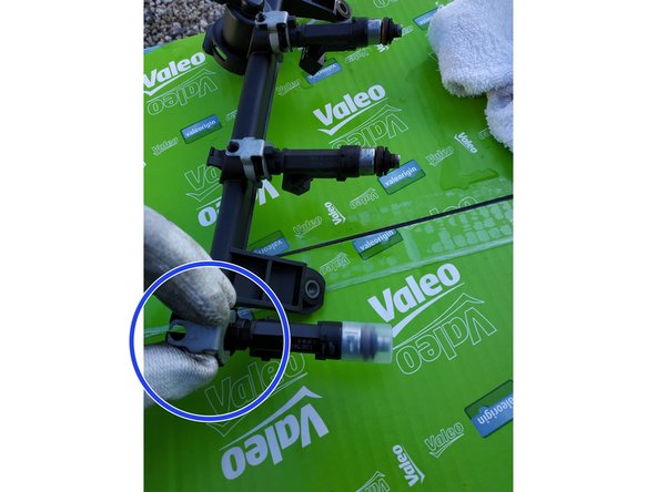 Bien respecter l'orientation (on peut se servir des autres injecteurs comme modèle). On laisse en place le capuchon en plastique du bas; on l'enlèvera au dernier moment.