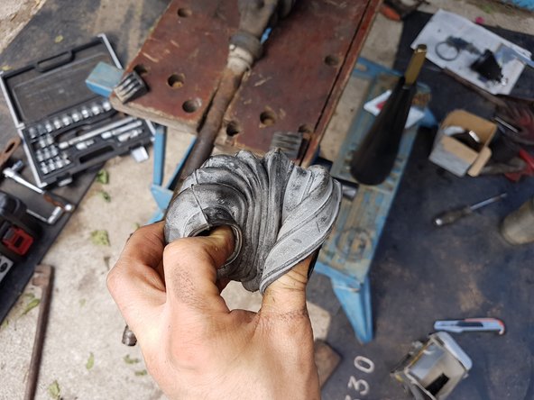 Avant de mettre le soufflet sur le cone, il faut le retourner.