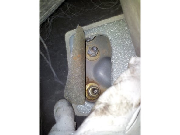 Dévisser les deux écrous à l'aide d'une clé à pipe ou à douille de 16 mm.