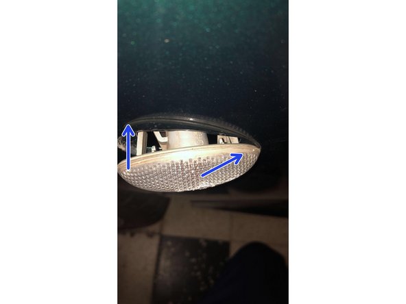 Remettre le clignotant en place, l'enclencher sur la droite puis poussez la partie gauche afin d'enclencher les agrafes