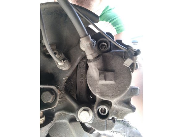 Démonter les 2 caches plastiques à l'aide d'un tournevis plat