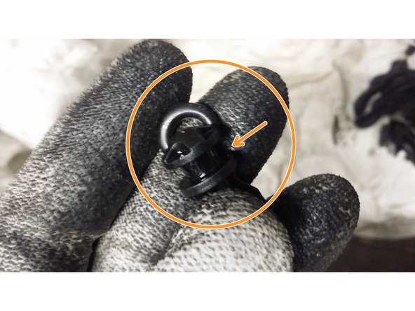 Remonter le petit joint torique neuf en le glissant dans la gorge située à l'extrémité de la tige de la cloche