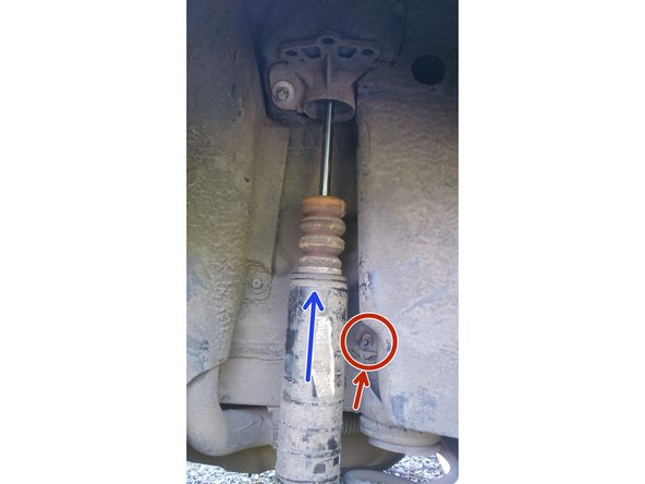 Remettez en place le boulon du carter de protection et remontez la protection de la tige d'amortisseur et insérez là dans son logement.