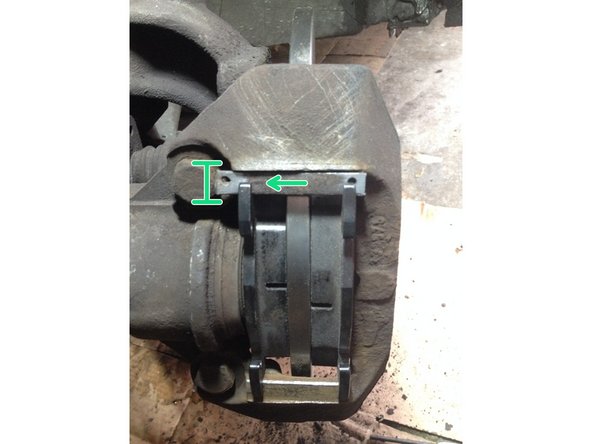 
Spread the piston side plate to finish passing the column until it stops.
