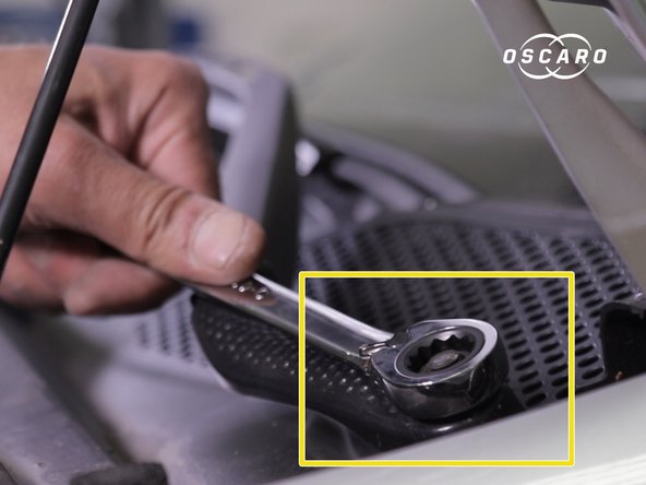 Dévisser et retirer  l’écrou de l'essuie-glace coté conducteur