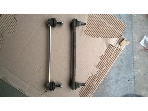 Il faut contrôler si la pièce neuve est identique à l'ancienne pièce. (la neuve est à gauche.)