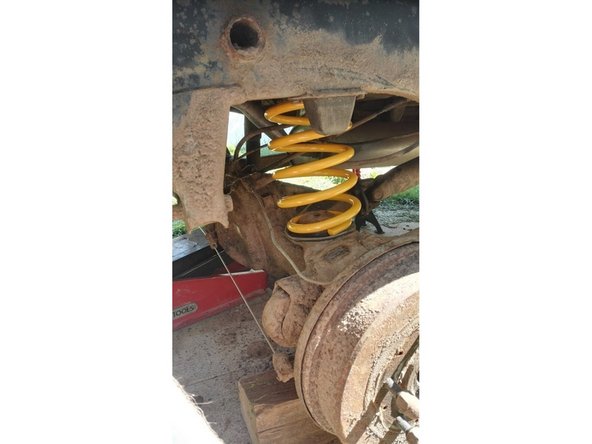 Dévisser progressivement de chaque côté les compresseurs de ressorts