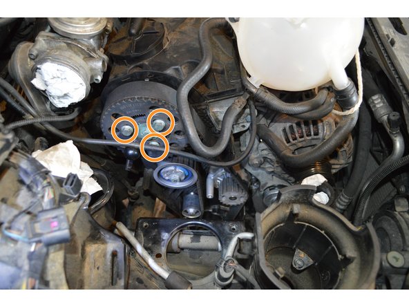 Tourner la poulie d'arbre à cames dans ses trous oblongs pour l'amener en position médiane