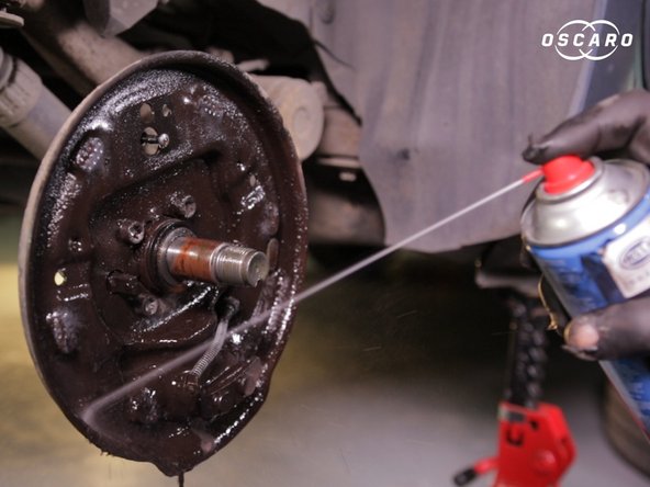 Appliquer du nettoyant feins sur toute la surface avant de la flasque pour retirer le liquide de frein