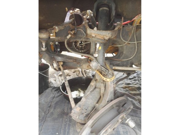 Maintenir la fusée afin d'éviter de tendre la durite de freins