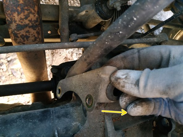 retirer la patte (elle sert à maintenir la boîte à air)