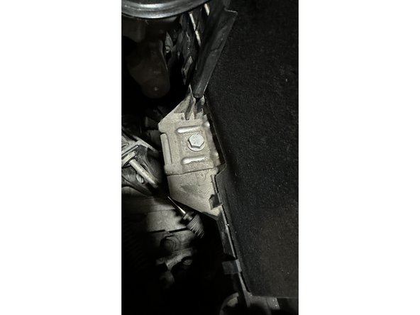 Dévisser la bride qui retient la batterie, dévisser et débrancher les cosses + et -puis retirer la batterie de son support.