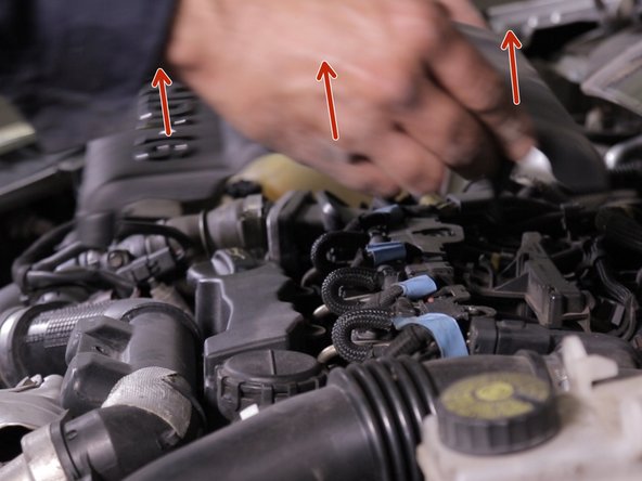 Retirer le cache moteur en le tirant vers le haut