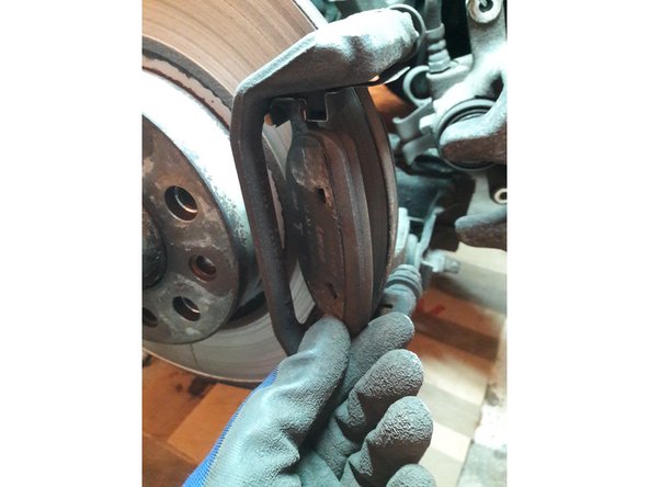 Déposer les anciennes plaquettes en les basculant