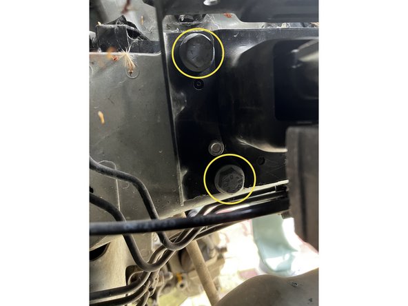 Déposer le support moteur.