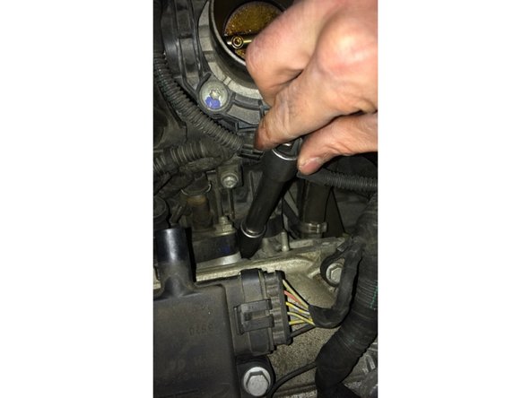 Replacer la bougie dans son puit, Il est impératif de faire les premier tour à la main, cela évitéra d'abimer le filetage !