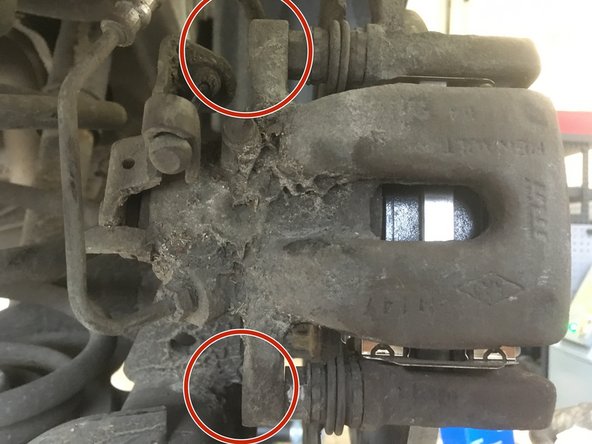 Visser les deux vis à l'aide de la clé de 13 et 17