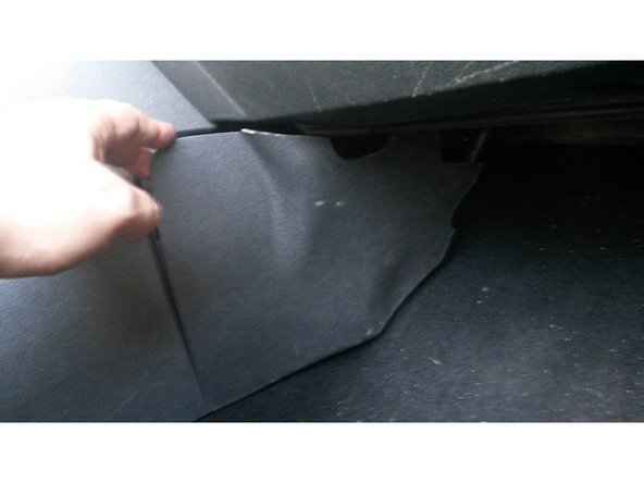 Puis enlever celui sous la boite a gants au niveau des pieds du passager à la console centrale.