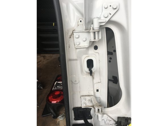 Démonter les deux feux arrière