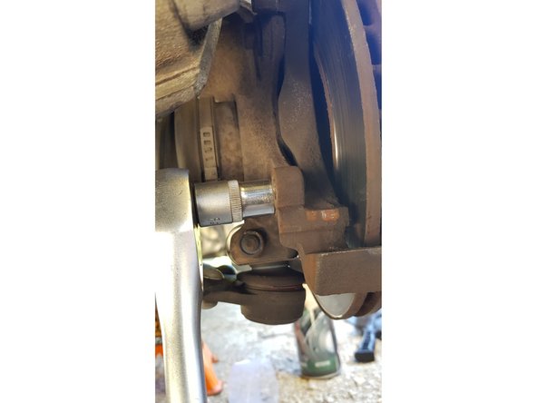 A l'aide d'une douille de 13mm retirez les 2 vis.