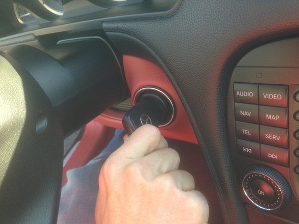 Lorsque les essuie-glaces arrivent en position verticale, c'est à dire quand ils ont balayé le pare-brise et avant qu'ils ne fassent le chemin retour, coupez le contact !