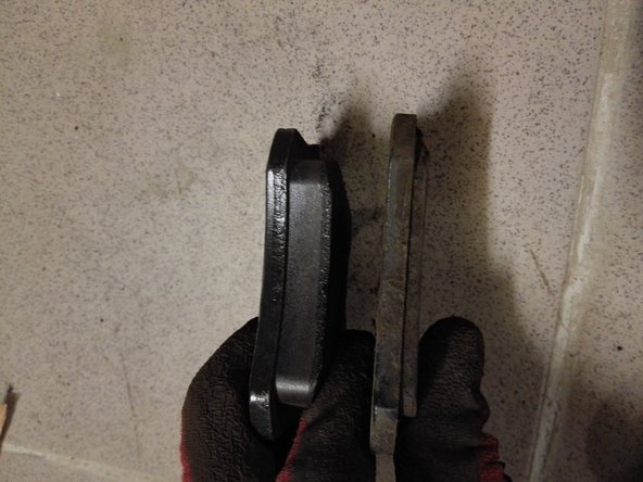 photo 3: On peut également comparer l'épaisseur des garnitures des plaquettes. A gauche la plaquette neuve et à droite la plaquette usagée.