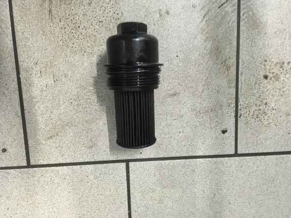 Desserrer le filtre à huile a l'aide du cliquet et de la douille de 32