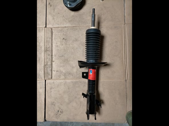 Respecter l'ordre et le sens d'empilage des pièces : cache poussières, ressort, caoutchouc, butée et écrou.