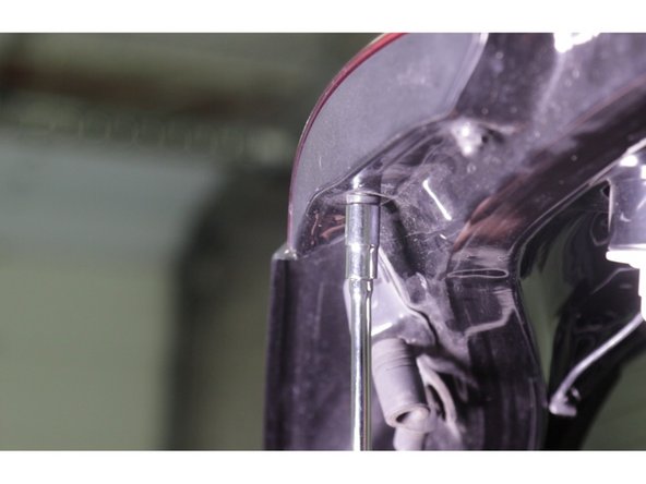 Dévisser et retirer les 2 vis (sur le coté)retenant le feux arrière